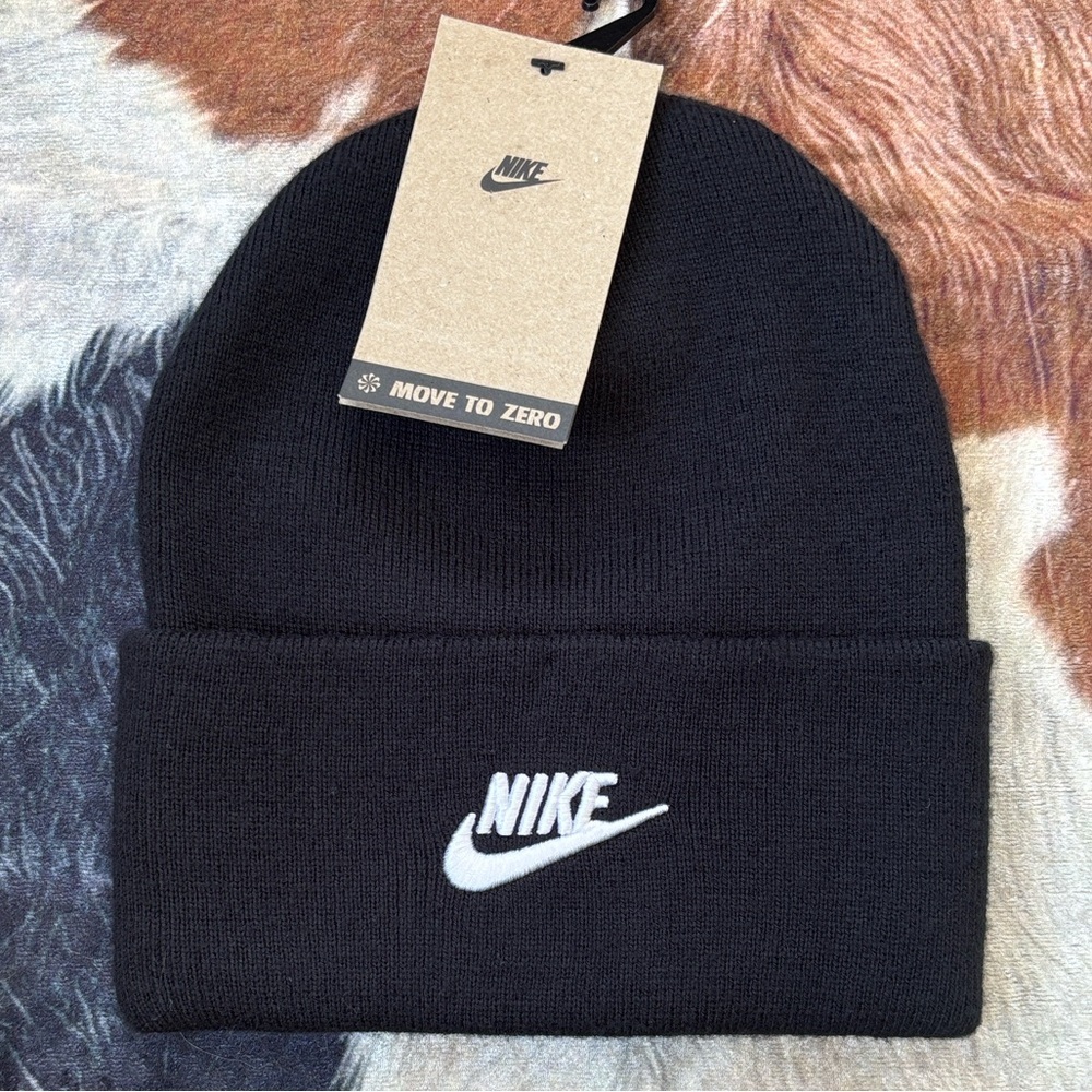 Brand New Nike Peak Futura Beanie Black White Embroidered Logo Fitted Knit Cuff